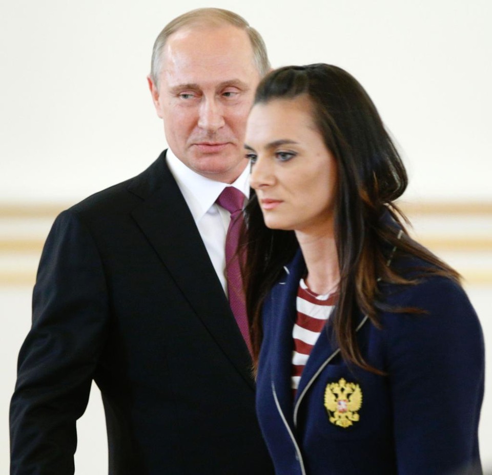 Vladimir Putin com Yelena Isinbayeva, estrela que está fora por causa da punição à equipe de atletismo russa. | ALEXANDER ZEMLIANICHENKO/AFP