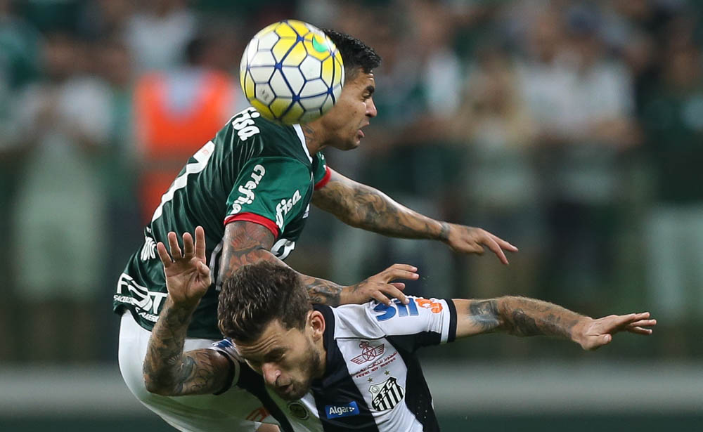Dudu e Lucas Lima dividem a bola no Allianz Parque: cada time dominou um tempo e o confronto acabou empatado. | Cesar Greco / Fotoarena/Palmeiras