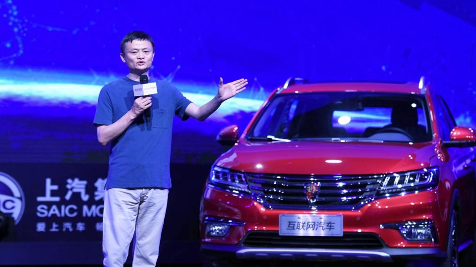 Jack Ma, fundador e CEO do Alibaba, apresenta o carro desenvolvido em conjunto com a Saic | STR/AFP
