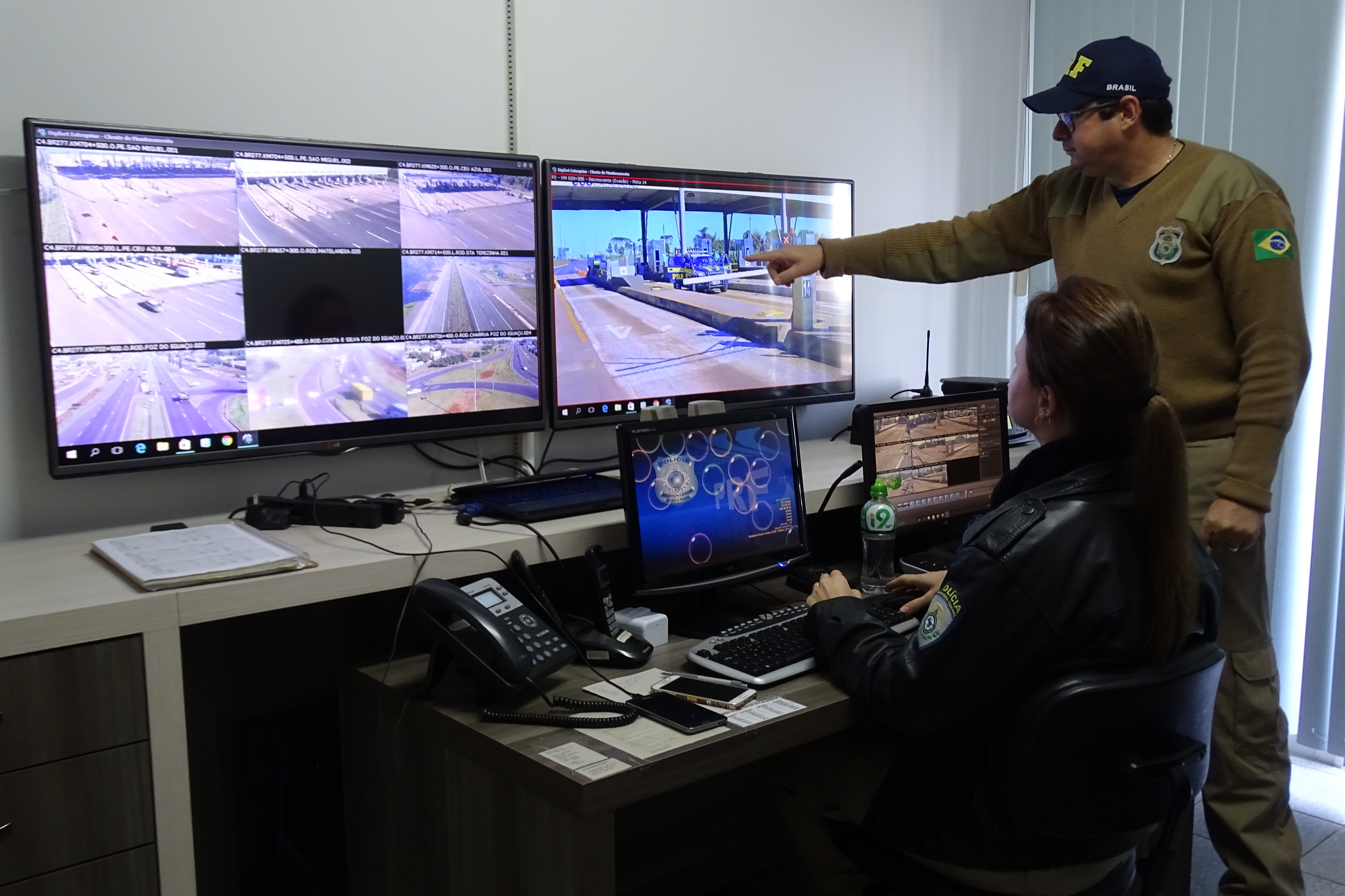 Agentes da PRF acompanham em tempo real o tráfego na BR 277 por meio de câmeras de vídeo-monitoramento | Bruno Soares/Gazeta do Povo