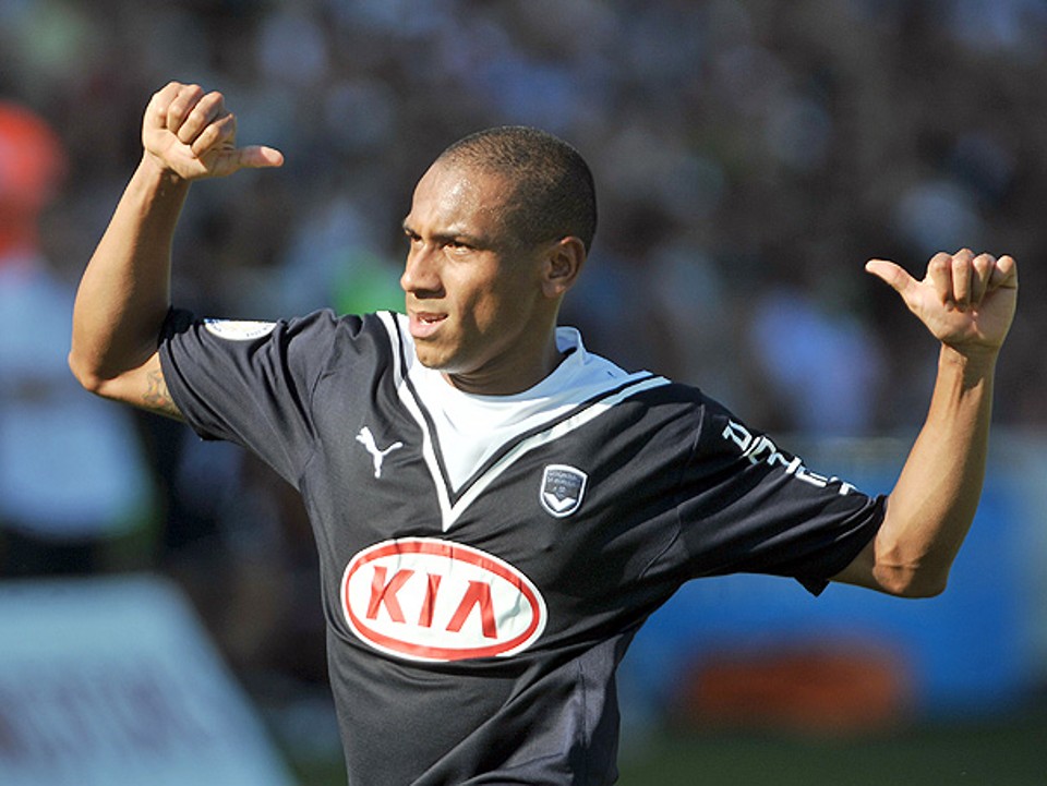 Jussiê com a camisa do Bordeaux, da França. | /AFP