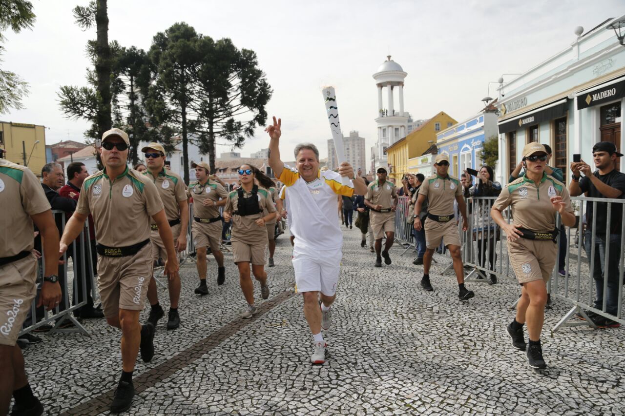Albari Rosa e a tocha olímpica no Largo da Ordem. | Jonathan Campos/Gazeta do Povo