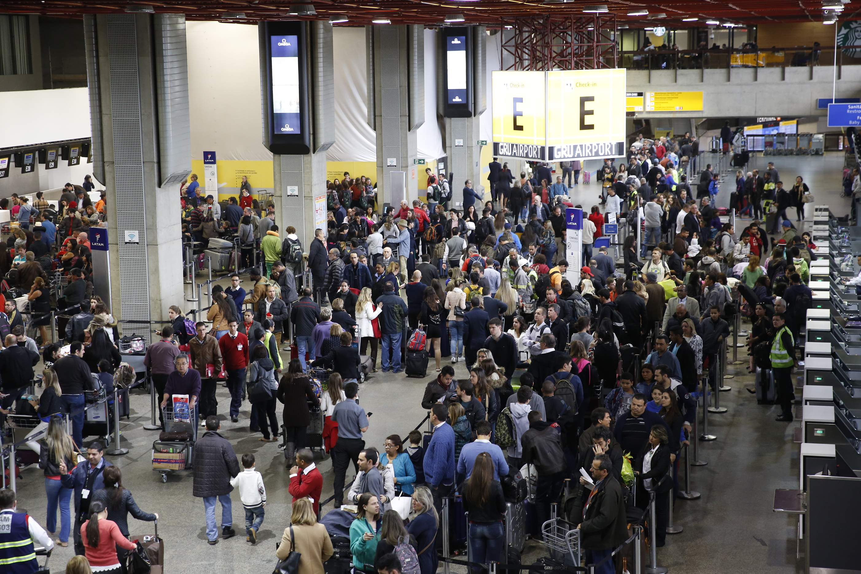 Passageiros enfrentam grandes filas no check-in da Latam durante a manhã desta segunda-feira, para embarcar no aeroporto de Cumbica, em Guarulhos, no primeiro dia de implantação de novos procedimentos para inspeção de passageiros e bagagens em voos domésticos no país | Joel Silva/Folhapress