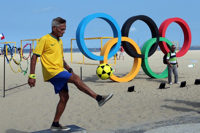 Aposentado bate bola em frente aos anéis olímpicos na praia de Copacabana. | Albari Rosa/Gazeta do Povo