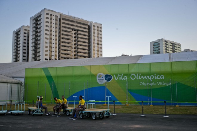 Voluntários na entrada da Vila Olímpica. | Albari Rosa/Gazeta do Povo