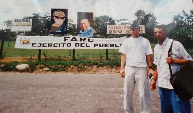 Militão com o jornalista Rodrigo Sell na entrevista com o líder das Farc, Raul Reyes, na Colômbia em 2001. | Arquivo pessoal