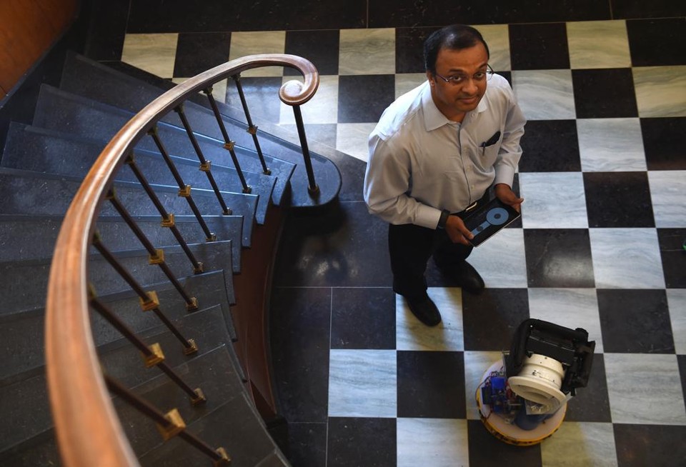 Reinhard Rad, um dos criadores do RoCo, posa com o aparelho | Christian K. Lee/The Washington Post