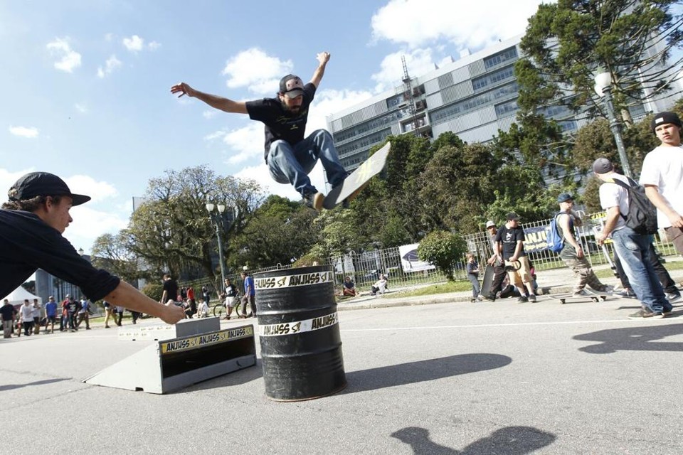 Skatistas fazem manobras no Centro Cívico. | Antonio More/Gazeta do Povo