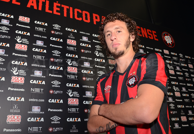 Galhardo chega para disputar a posição de lateral-direito com Léo. | Gustavo Oliveira/Site oficial do Atlético