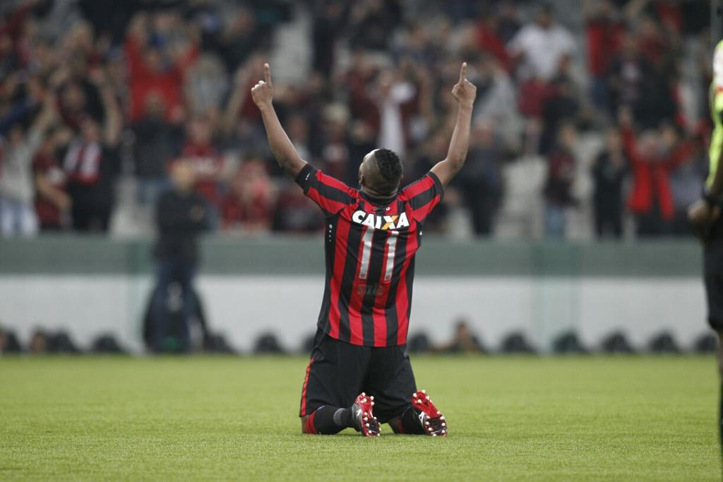 Nikão comemora o gol da vitória do Atlético sobre o América-MG. | Daniel Castellano /Gazeta do Povo