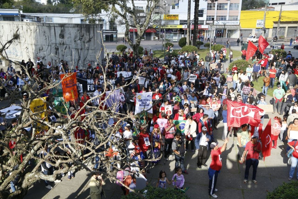 Em Curitiba, manifestantes contra o impeachment de Dilma se reuniram na Praça 19 de Dezembro | Átila Alberti/Tribuna do Paraná