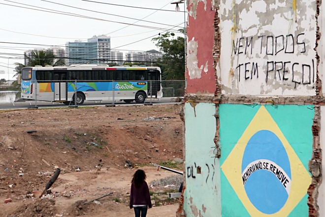 Ônibus da Rio-2016 passa pela Vila Autódromo, vizinha ao Parque Olímpico. | Albari Rosa/Gazeta do Povo