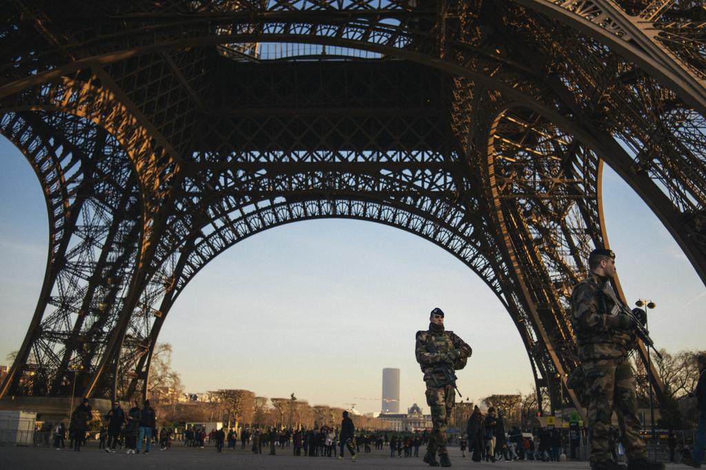Policiamento em Paris: número de casos de ataques terroristas foge ao controle. | Dmitry Kostyukov/NYT