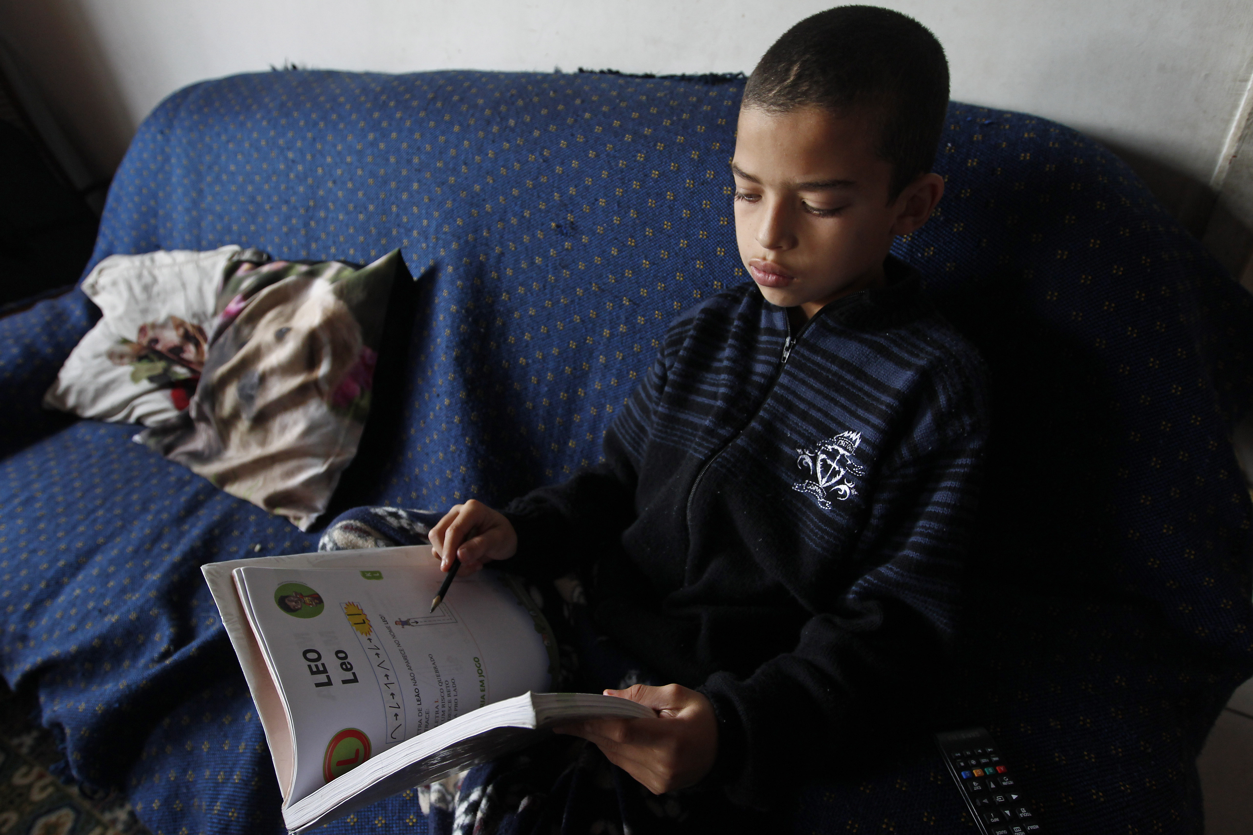 Giliard Cerri, de 10 anos, frequenta classes especiais em período integral devido ao déficit de atenção. A turma dele vai fechar e o menino será transferido para o período da manhã | Antônio More/Gazeta do Povo