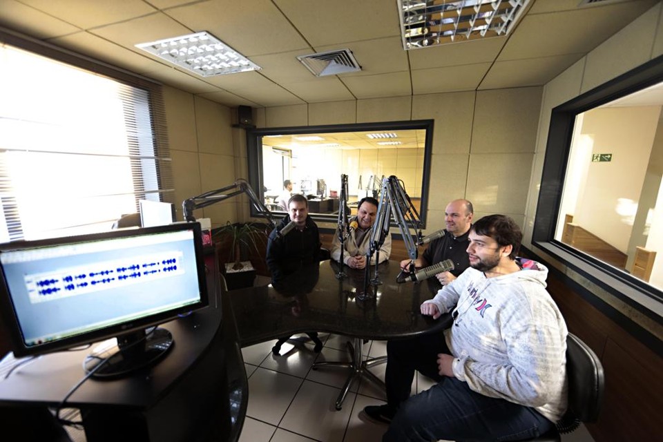 Equipe de esportes da Rádio Banda B, AM 550, uma das sobreviventes do mercado de transmissão esportiva na capital paranaense. | Albari Rosa/Gazeta do Povo