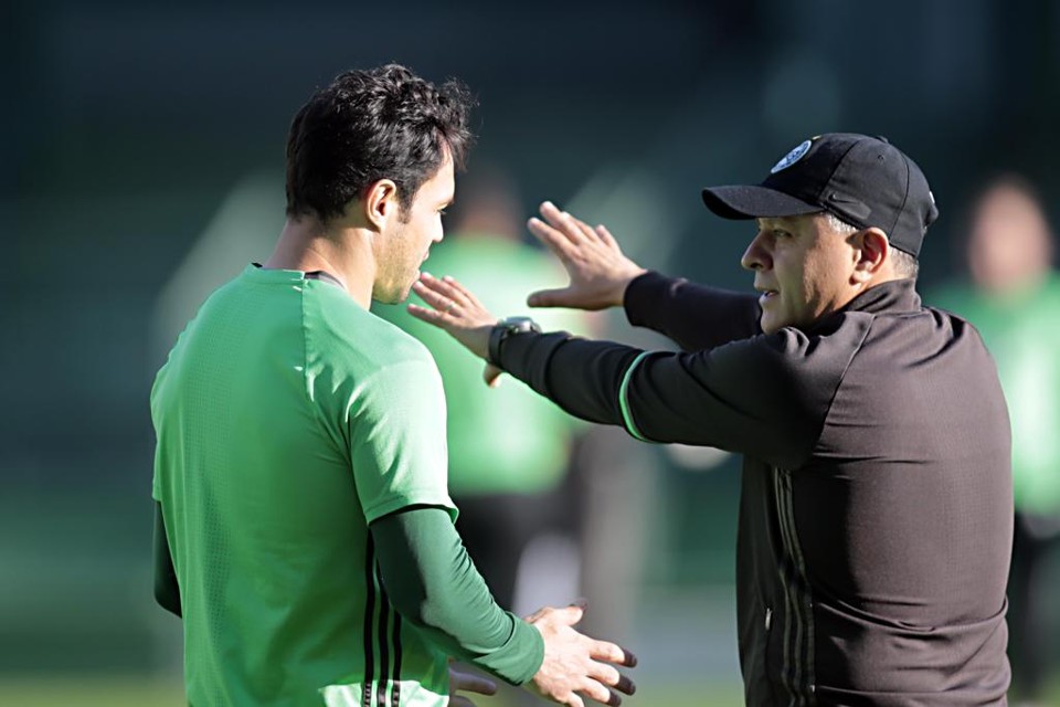 Dez rodadas depois, Pachequinho diz ter encontrado a formação tática do Coritiba Pachequinho orienta Kleber: técnico gostou do esquema tático do Coritiba na derrota para o Atlético-MG. | Albari Rosa/Gazeta do Povo