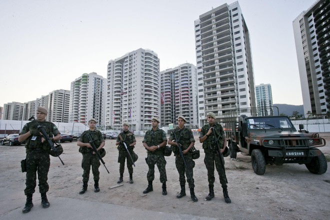 Soldados do Exército fazem a segurança na Vila Olímpica. | Albari Rosa/Gazeta do Povo