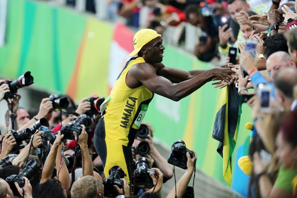 Bolt foi para galera dar autógrafo, fazer selfies e distribuir abraços. | Albari Rosa/Gazeta do Povo