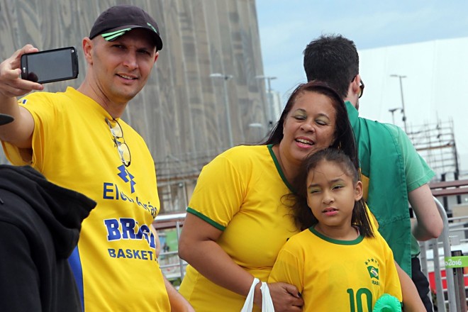 O engenheiro Raulino Vargas, a dona de casa Alessandra Rosa de Souza e a filha Gabriela de Souza Vargas | Albari Rosa/Gazeta do Povo