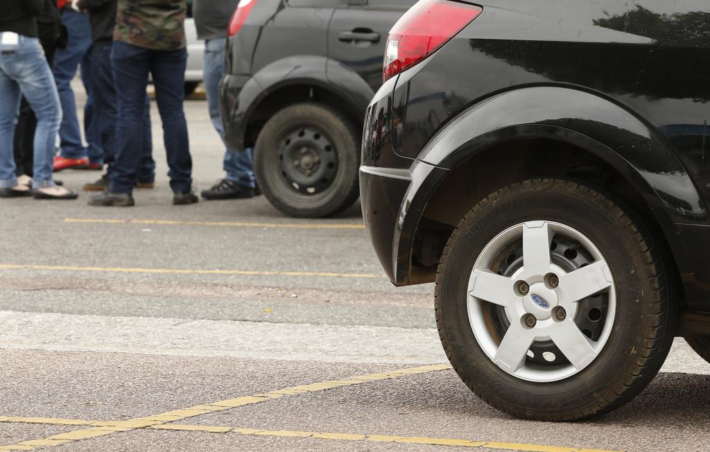 Na tarde desta terça-feira (2) , um grupo de parceiros do Uber se reuniu no estacionamento de um supermercado de Curitiba para discutir o que fazer nesse cenário de incerteza. | Hugo Harada/Gazeta do Povo