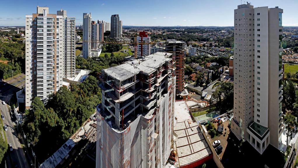 Ao mesmo tempo em que houve queda de lançamentos em Curitiba no primeiro semestre deste ano, imóveis das faixas extremas de preços driblaram a regra geral. | Antônio More/Gazeta do Povo