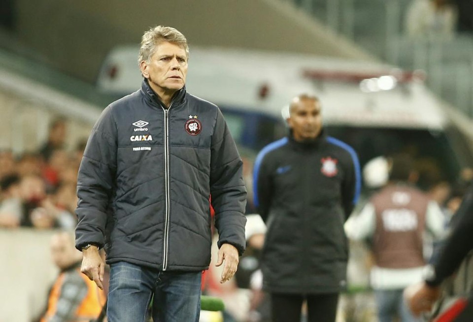 Técnico Paulo Autuori no confronto do Atlético com o Corinthians. Sondagem do São Paulo recusada. | Hugo Harada/Gazeta do Povo