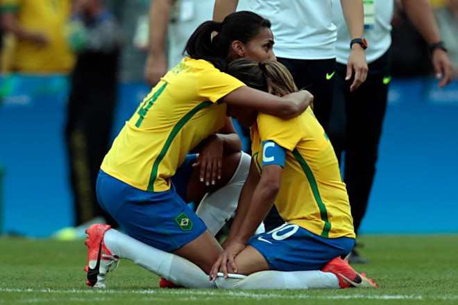Após derrota, a tristeza das jogadores e da torcida | Albari Rosa/Gazeta do Povo