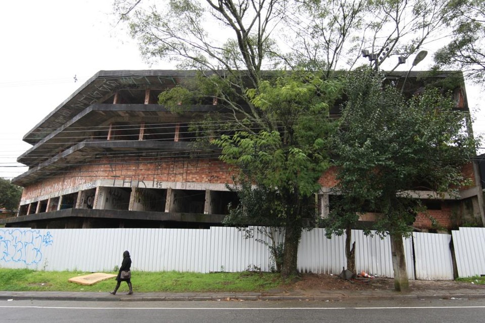 Prédio na Avenida Cândido Hartmann, no bairro Mercês em Curitiba. Abandonado há 20 anos e alvo de disputa de uma massa falida, o local é emblemático quando se fala em imóveis desocupados em Curitiba. | Aniele Nascimento/Gazeta do Povo