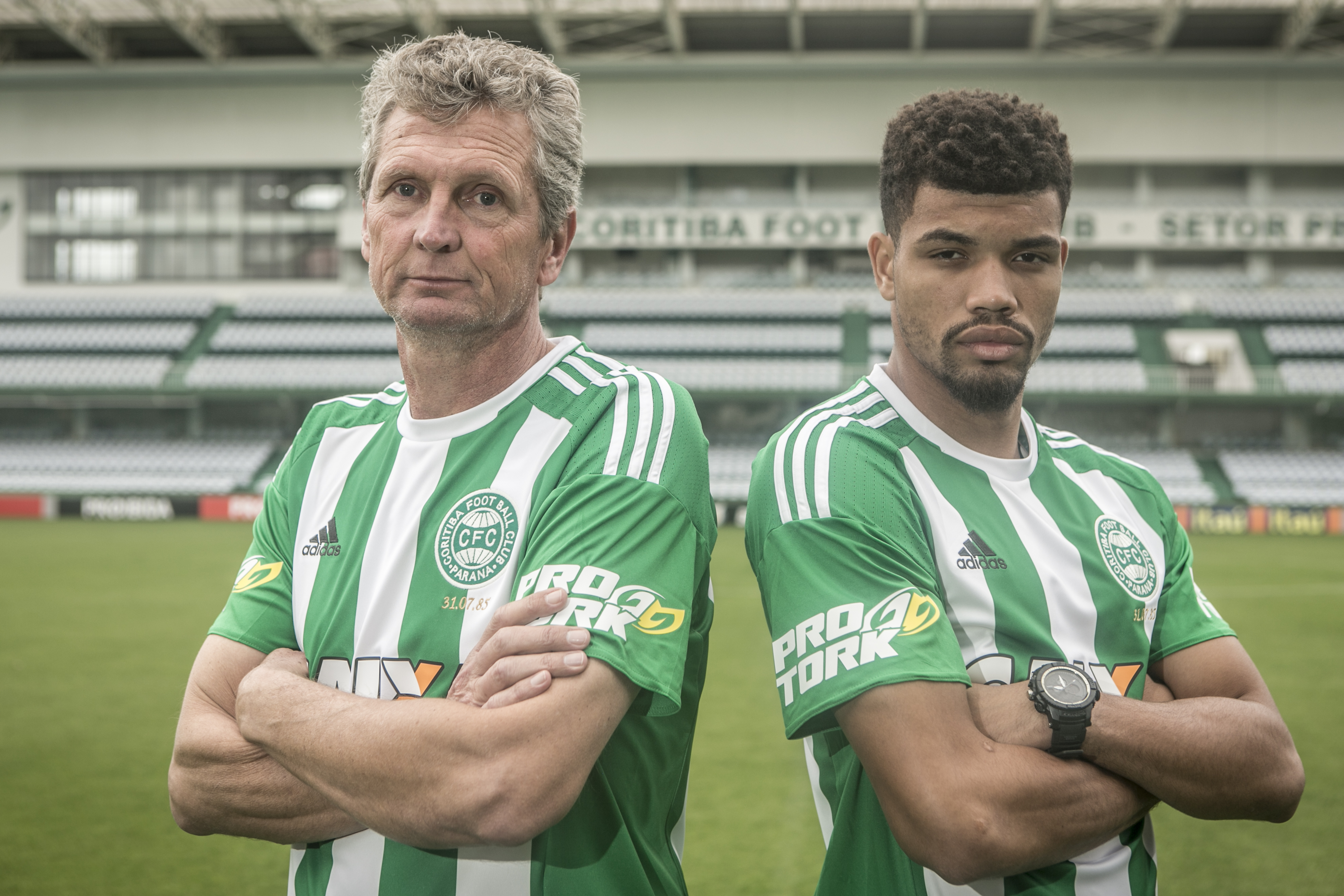 Vavá, campeão brasileiro em 1985, e Juninho, zagueiro do atual elenco coritibano. | Marcelo Andrade/Gazeta do Povo