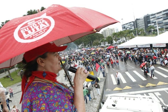Representantes discursam após a chegada do ato em frente ao Palácio Iguaçu | Antônio More/Gazeta do Povo