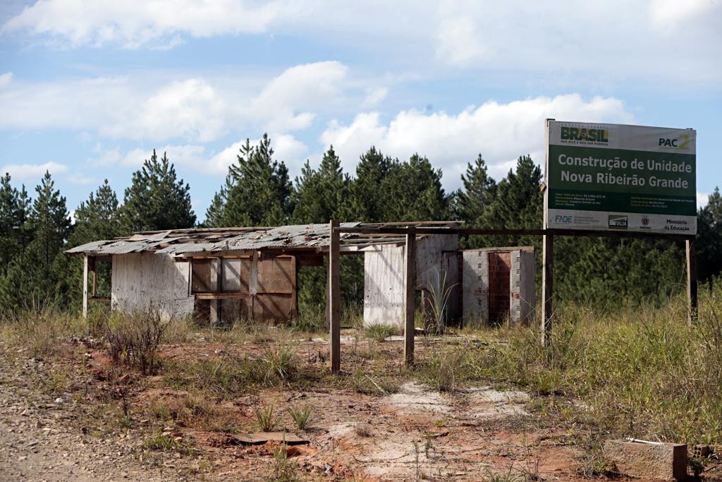 Entre 2011 e 2014, a empresa venceu dez licitações ligadas à Seed para reforma ou construção de escolas estaduais, mas as obras mal saíram do papel. A escola estadual Ribeirão Grande (foto)  , em Campina ande do Sul, é uma delas.