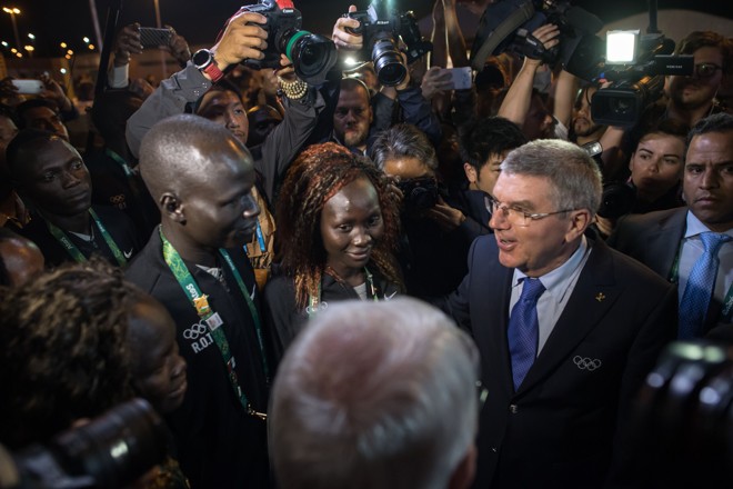 Presidente do COI, Thomas Bach, recebe os atletas da equipe de refugiados na Rio-2016. | ED JONES/AFP