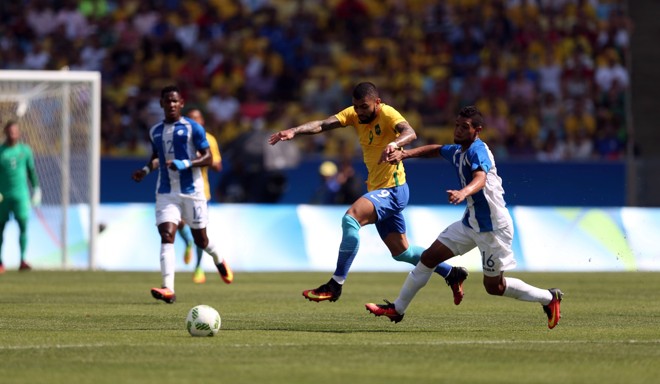 Gabigol disputa bola no ataque brasileiro | Albari Rosa /Gazeta do Povo