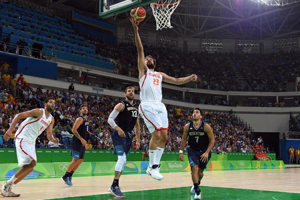 Argentinos assistem à cesta de Sergio Llull, na vitória espanhola contra a Argentina | MARK RALSTON/AFP