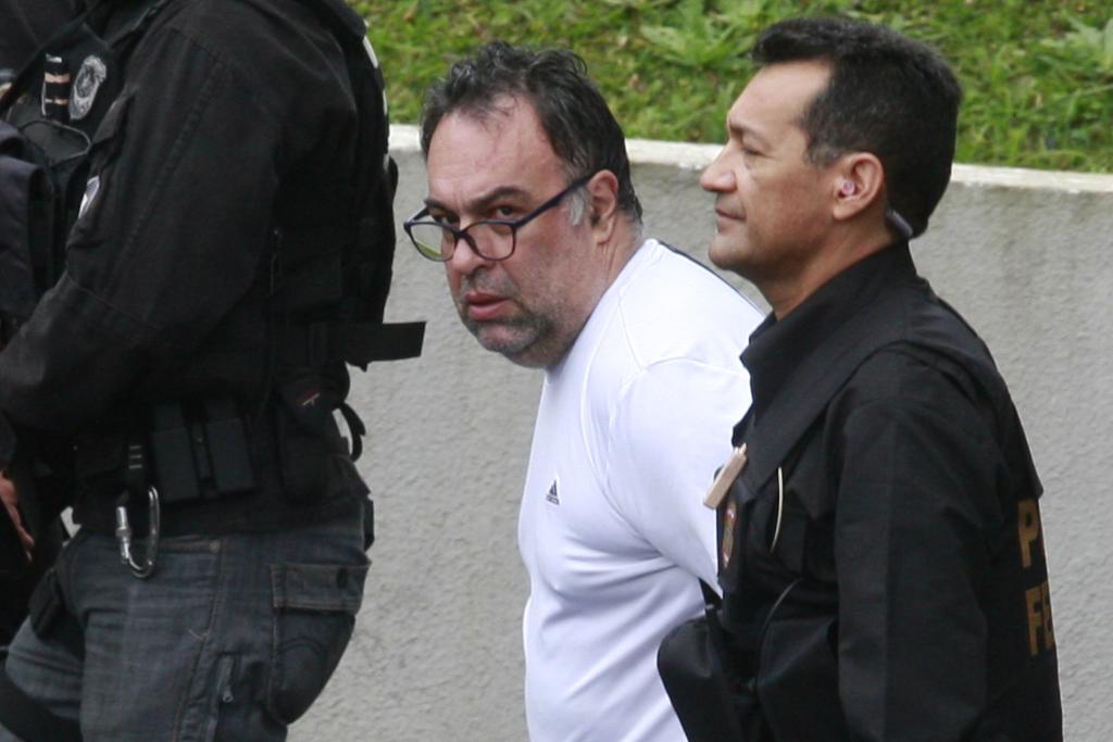 André Vargas (de branco) é escoltado da sede da PF, em Curitiba | Aniele Nascimento/Gazeta do Povo/Arquivo