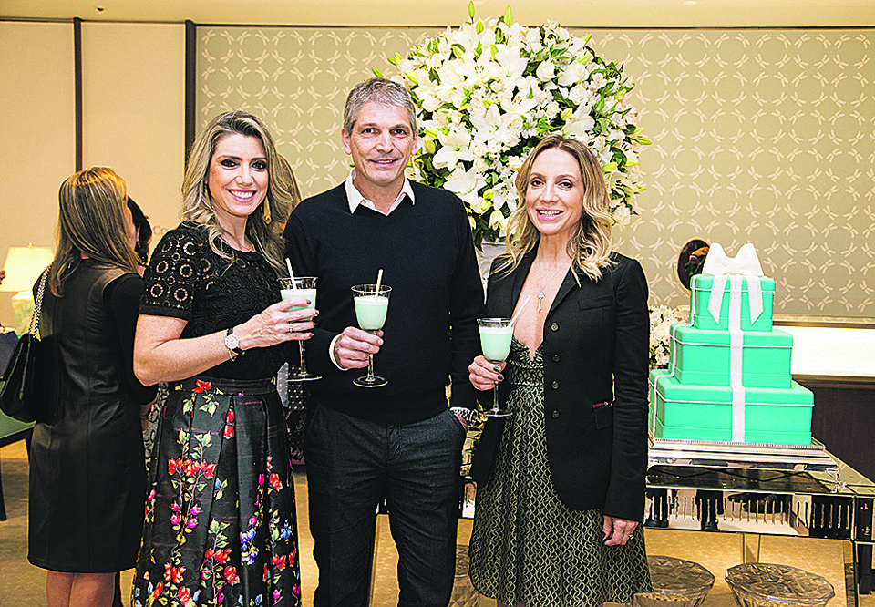 Giza Schuster (à esq.), gerente da Tiffany&Co. do Pátio Batel, com o presidente do Clube Curitibano, José Antonio Baggio Pereira, e sua mulher, Andréa Baggio, no coquetel oferecido às 66 debutantes e seus familiares na noite de quarta-feira. | Kobiyama Photo e Vídeo