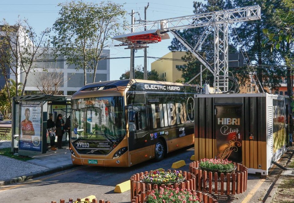 A estação para recarga da bateria do Hibriplug foi instalada em um ponto de ônibus em uma pracinha da Rua Menezes Dória, no bairro Hugo Lange. | Silvio Aurichio/Divulgação/Volvo Bus Latin America