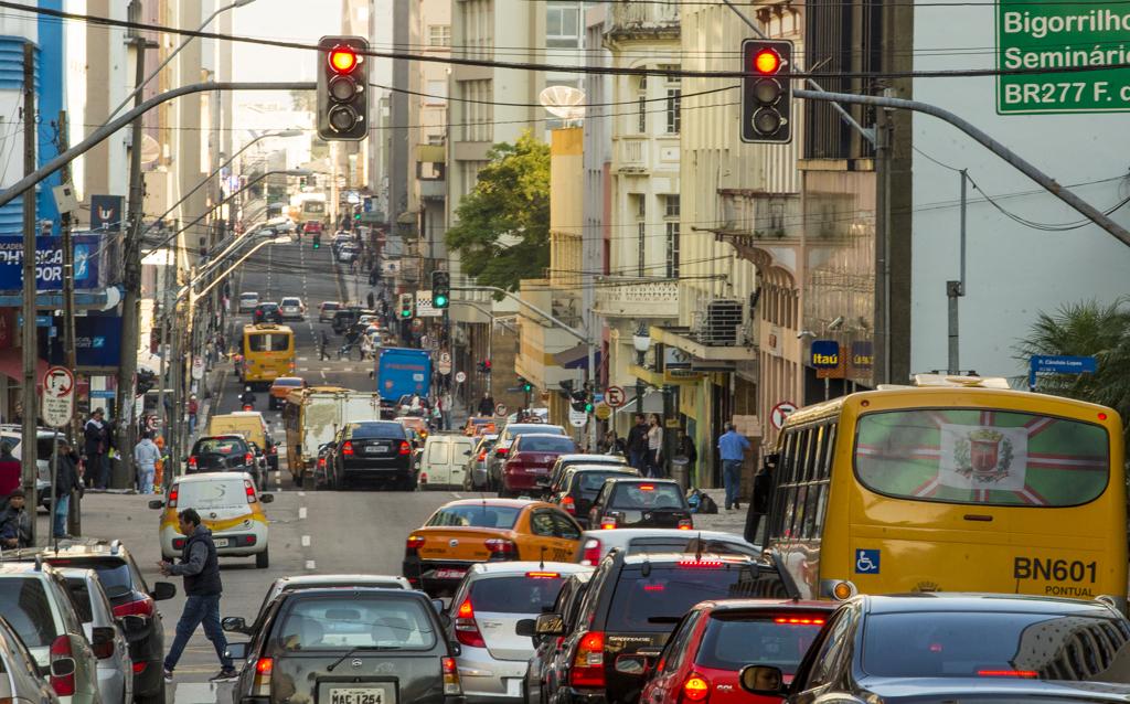 Alameda Doutor Muricy é um dos exemplos de “anda e para” da Área Calma | Hugo Harada/Gazeta do Povo