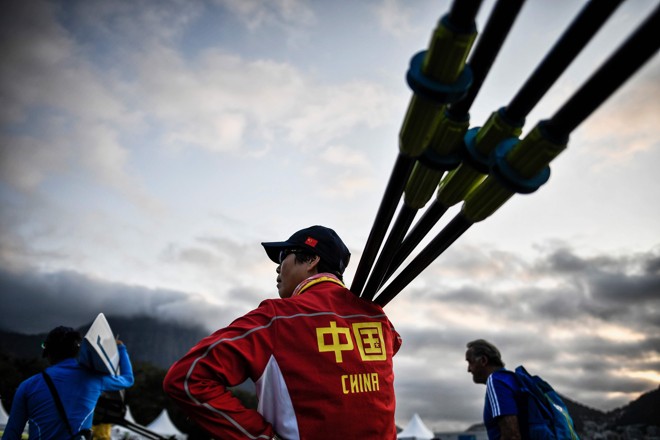 Integrante da equipe chinesa de remo chega para a disputa - | JEFF PACHOUD/AFP