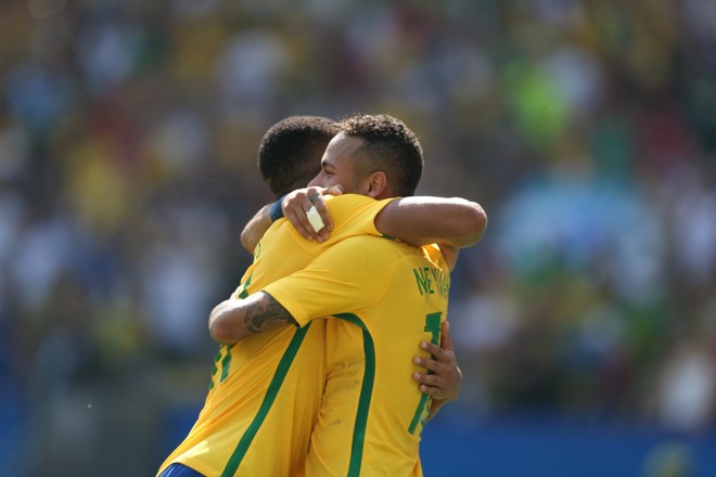 Gabriel Jesus abraça Neymar, que deu o passe para o primeiro gol do atacante | Albari Rosa/Gazeta do Povo