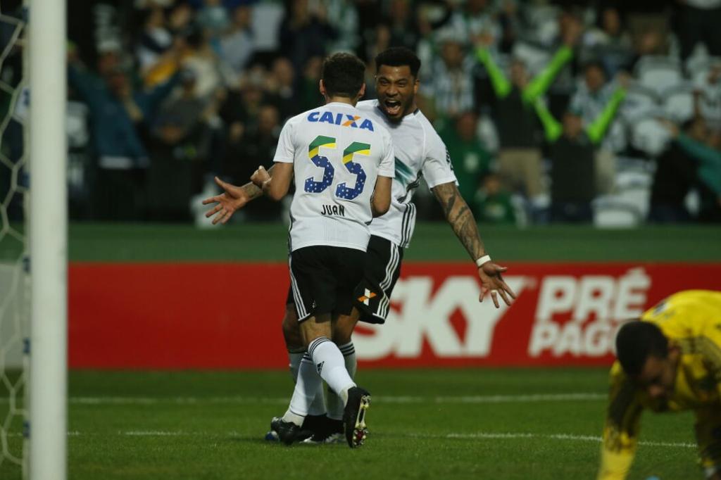 Juan comemora com Kazim gol marcado de pênalti contra a Ponte. | Lineu Filho/Gazeta do Povo