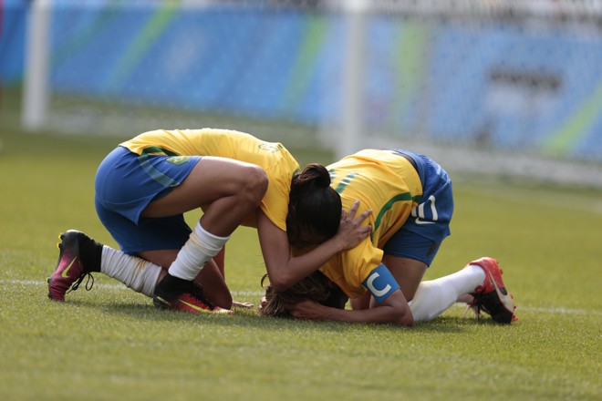 Após derrota, a tristeza das jogadores e da torcida | Albari Rosa/Gazeta do Povo