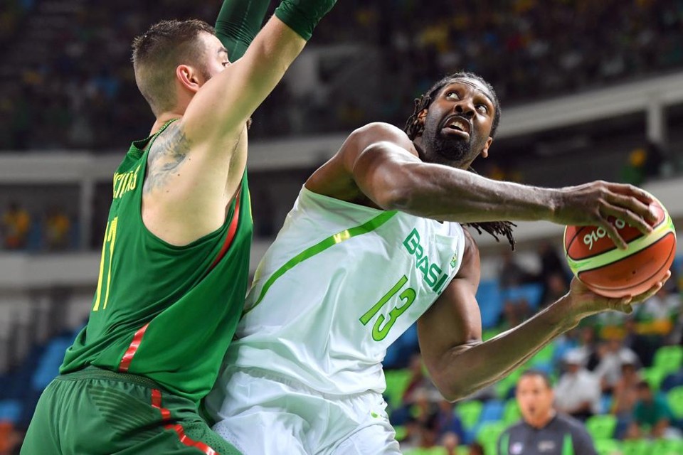 Nenê considerou o torcedor o MVP na derrota do Brasil para a Lituânia. | ANDREJ ISAKOVIC/AFP
