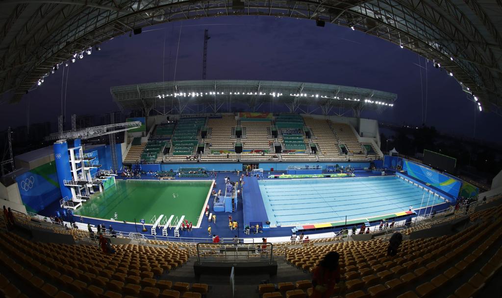 Piscina do salto ornamental chamou atenção pela cor verde da água. | ODD ANDERSEN/AFP