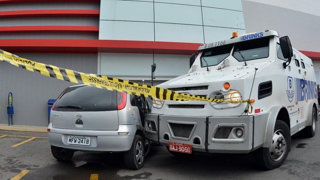 Assalsantes jogaram um veículo contra o carro-forte na tentativa de assalto | Marco Charneski