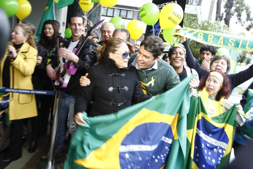 Suzana Vieira foi muito tietada em frente à Justiça Federal nesta segunda-feira (8) | Antônio More/Gazeta do Povo