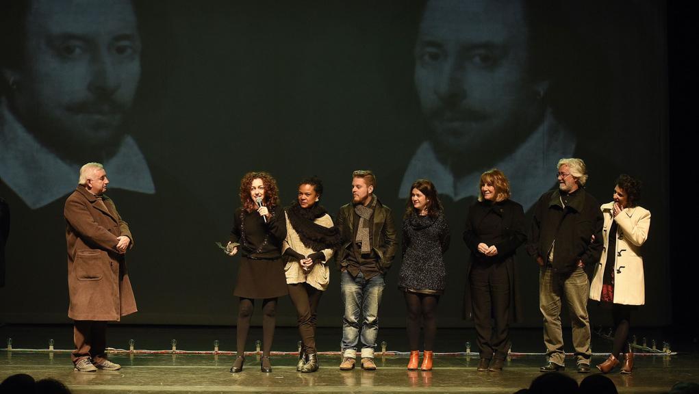 Giovana Soar (com o microfone), melhor atriz da temporada pelo trabalho em “PROJETO bRASIL”, durante agradecimento. | Kraw Penas/Divulgação