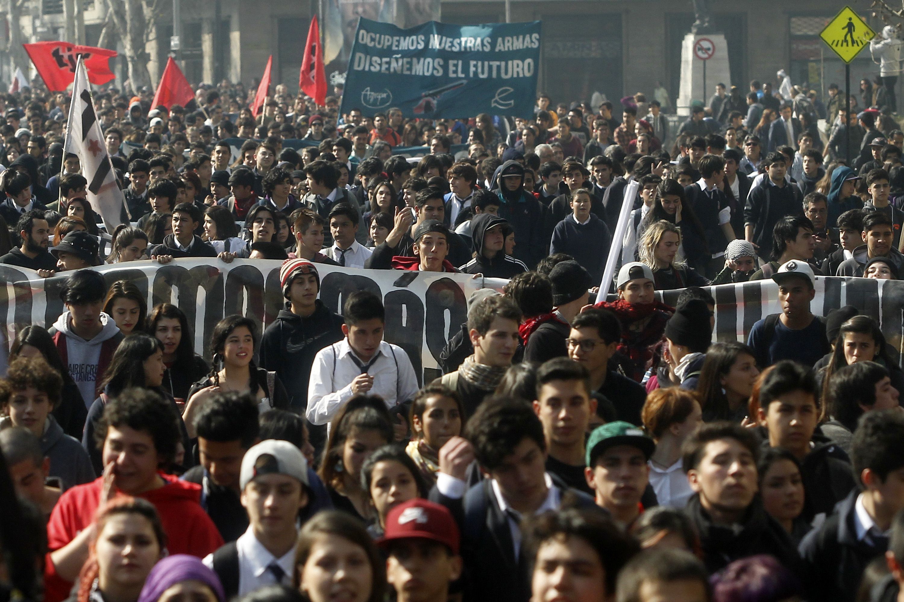 Protesto ocorre um mês de pois que a presidente Michelle Bachelet enviou ao Congresso lei sobre a gratuidade no ensino superior. Estudantes e professores não concordam com o escalonamento da aplicação da norma | Claudio Reyes/AFP