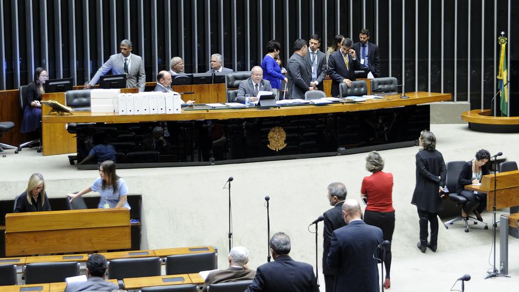 Deputado Hildo Rocha (PMDB-MA) leu o parecer da Comissão de Constituição e Justiça. | Bruno Franchini/Câmara dos Deputados