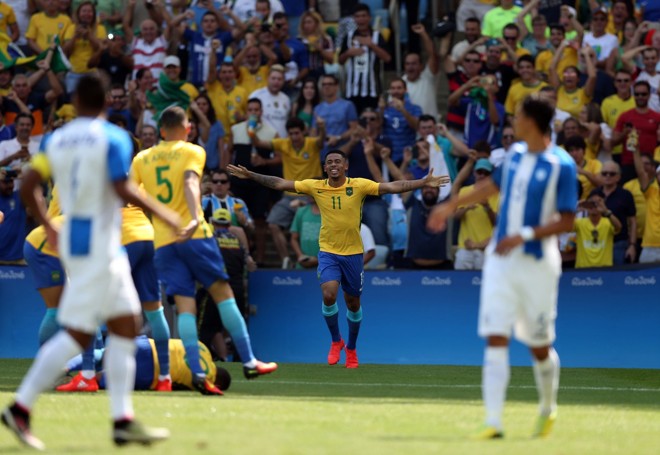 Festa no Maraca: Gabriel Jesus comemora | Albari Rosa/Gazeta do Povo